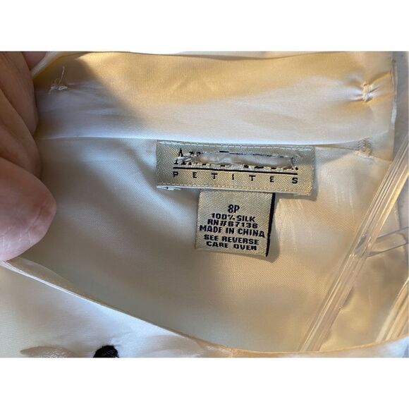 Vintage women’s 100% silk short sleeve embroidered button back floral top size 8 - Picture 5 of 5